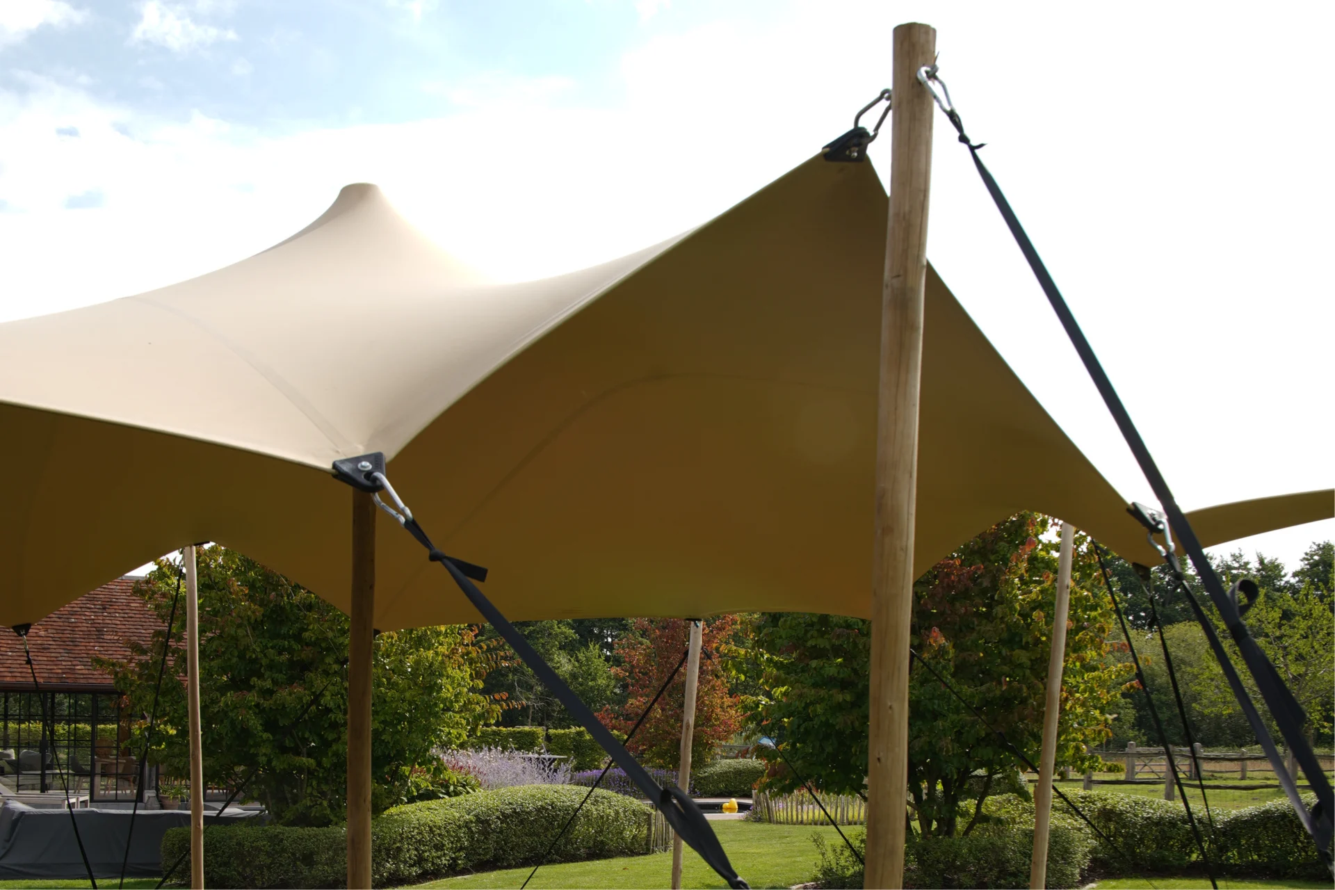 De tent van opzij — volledig zicht op het zandkleurige doek