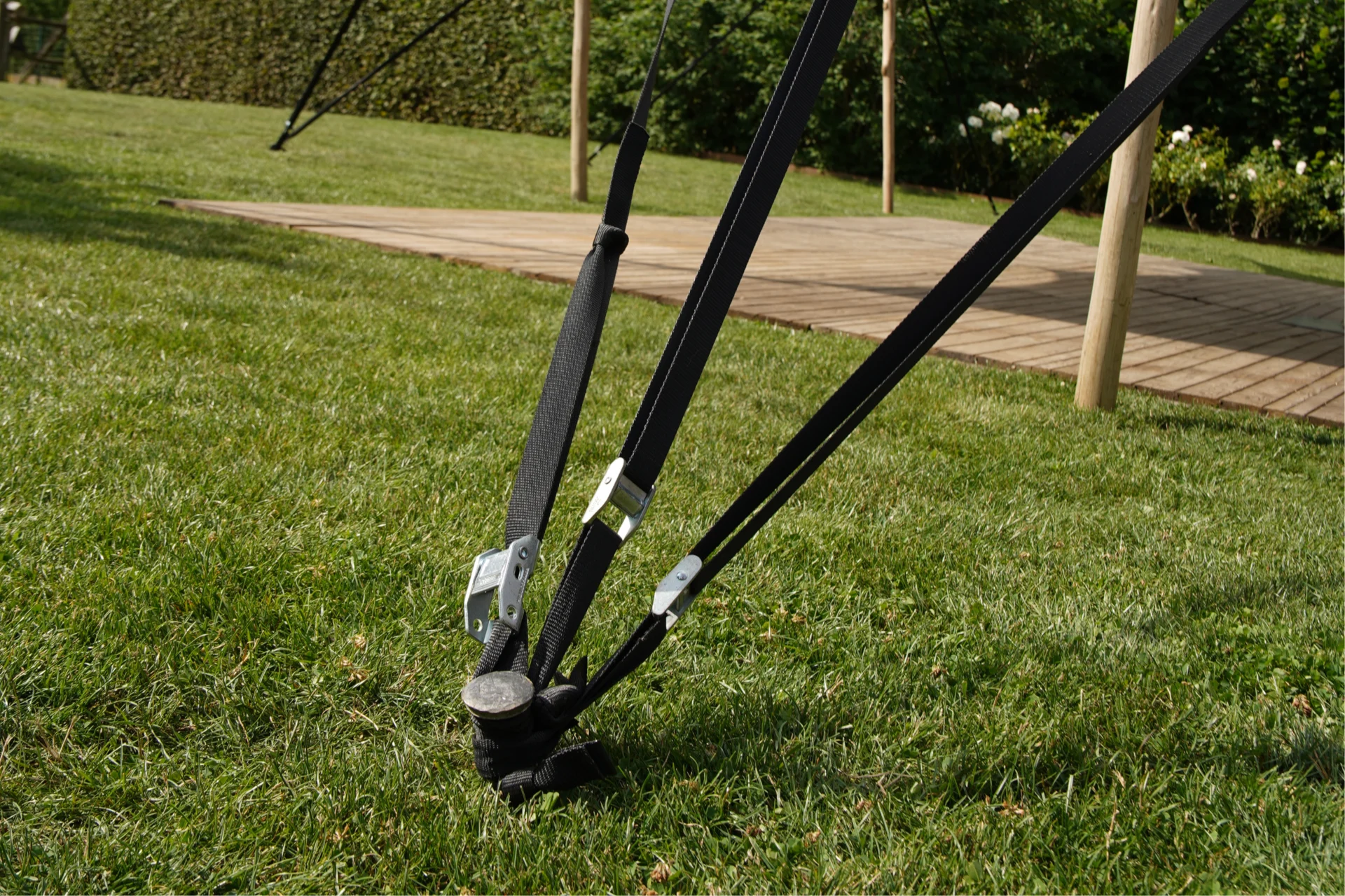 Verankering met haring en spanband in het gras