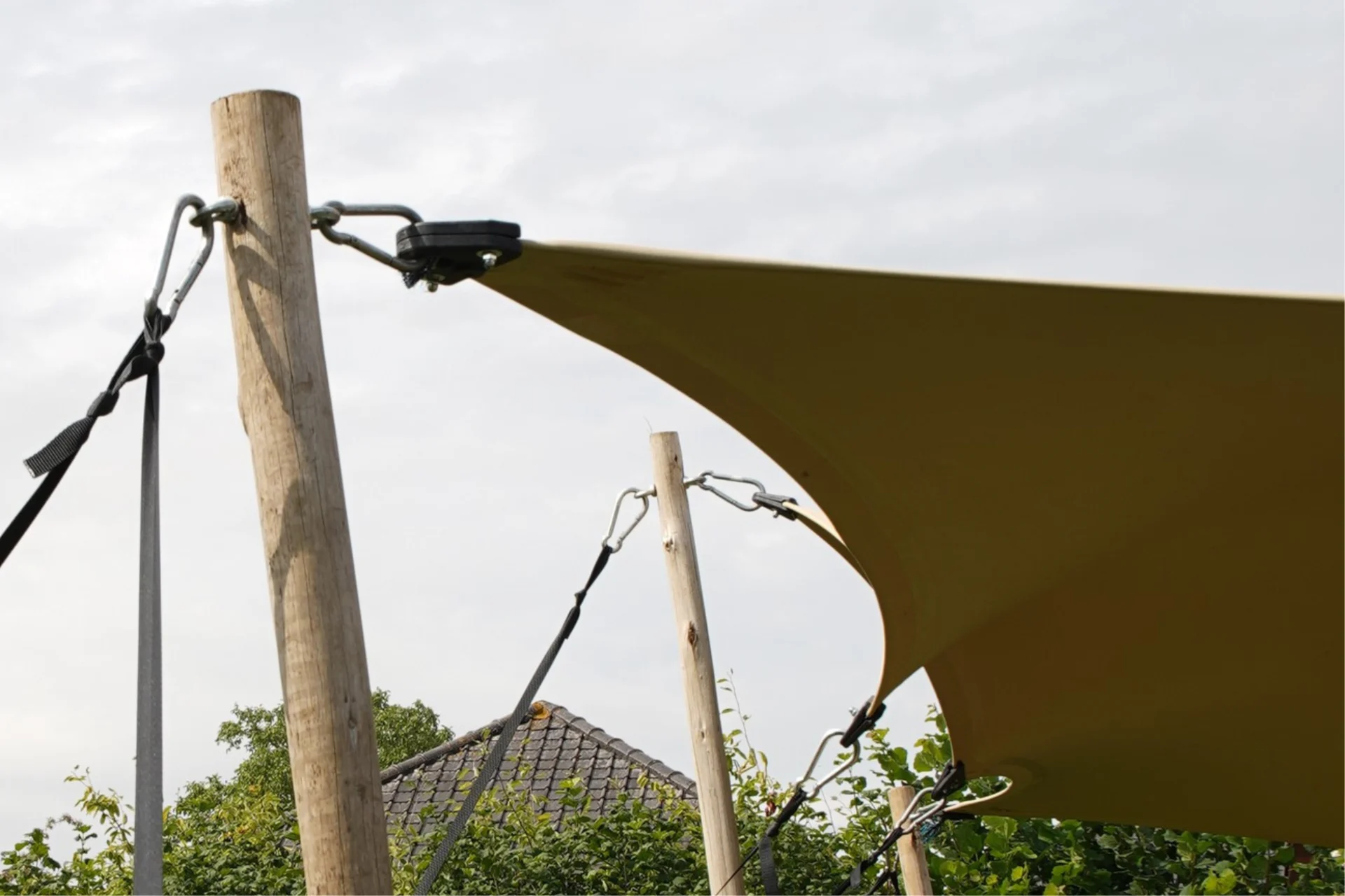 Detail van de verplaatsbare klem en houten paal